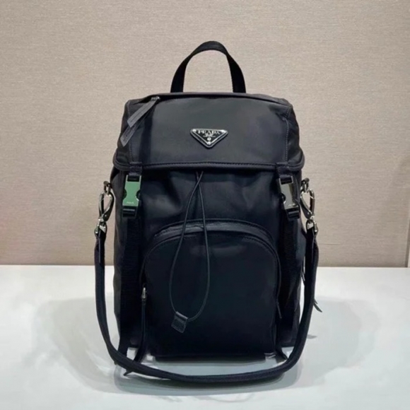 Prada 新作 リュック ナイロン ブラック 1BZ039 サイズ:34.5x25x15.5cm Prada 新作 リュック ナイロン ブラック 1BZ039 サイズ:34.5x25x15.5cm