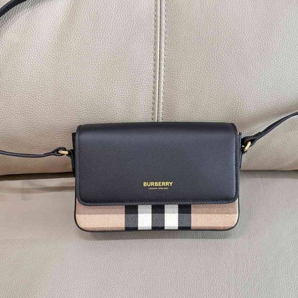 BURBERRY 0281 カーフスキン チェック 斜め掛けバッグ クラシックチェック 20x13cm サイズ:20x13cm BURBERRY 0281 カーフスキン チェック 斜め掛けバッグ クラシックチェック 20x13cm サイズ:20x13cm
