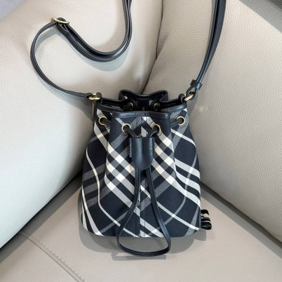BURBERRY 0571 カーフスキン 斜め掛けバッグ カーフスキン 20x18x10cm サイズ:20x18x10cm BURBERRY 0571 カーフスキン 斜め掛けバッグ カーフスキン 20x18x10cm サイズ:20x18x10cm