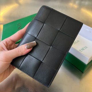 BOTTEGA VENETA BV 777046 カセット パスポートケース 編み羊皮 13.6x10.5cm サイズ:13.6x10.5cm