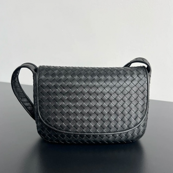 BOTTEGA VENETA BV 843836 ヴェネトフラップ斜め掛け サイズ:26x18.5cm