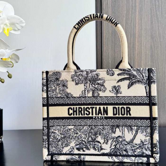 DIOR 刺繍、レター、リボン ホワイト ショルダーバッグ、ハンドバッグ、ハンドバッグ 中 ミニ 26.5x21.0x14.0cm サイズ:26.5x21x14cm DIOR 刺繍、レター、リボン ホワイト ショルダーバッグ、ハンドバッグ、ハンドバッグ 中 ミニ 26.5x21.0x14.0cm サイズ:26.5x21x14cm