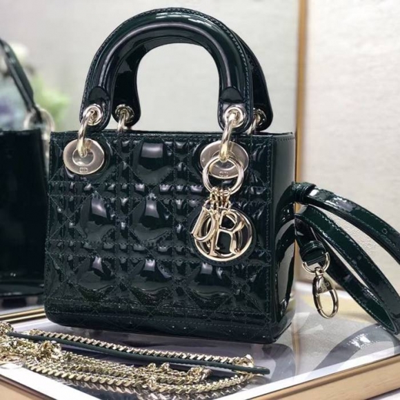 DIOR エナメル グリーン、フォレストグリーン 斜め掛けバッグ、ショルダーバッグ、リュックサック クラシック 17.0x15.0x7.0cm サイズ:17x15cm DIOR エナメル グリーン、フォレストグリーン 斜め掛けバッグ、ショルダーバッグ、リュックサック クラシック 17.0x15.0x7.0cm サイズ:17x15cm