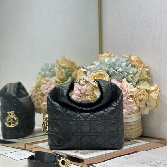 DIOR 1538 ラムレザー レター、フラワー、プリーツ ブラック ハンドバッグ、ハンドバッグ 新作 27.0x24.0x9.0cm サイズ:27x24cm DIOR 1538 ラムレザー レター、フラワー、プリーツ ブラック ハンドバッグ、ハンドバッグ 新作 27.0x24.0x9.0cm サイズ:27x24cm