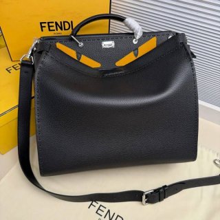 FENDI 牛皮荔枝紋斜め掛け サイズ:38x33x16cm