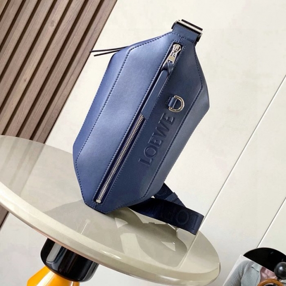 LOEWE 9074 牛皮革変形スリング 海軍藍 サイズ:32.5x12.3cm LOEWE 9074 牛皮革変形スリング 海軍藍 サイズ:32.5x12.3cm