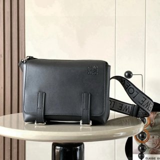 LOEWE 9011 メッセンジャー クラシック 黒 サイズ:23x18cm