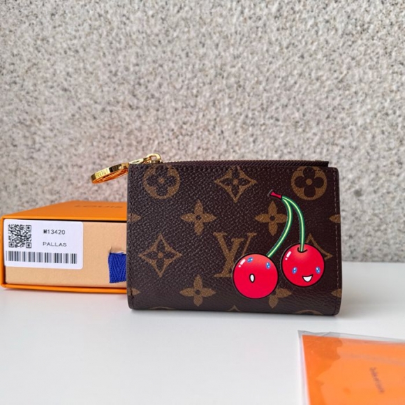 LOUIS VUITTON M13420 リサ財布 村上隆コラボ サイズ:9x11.5x1.5cm LOUIS VUITTON M13420 リサ財布 村上隆コラボ サイズ:9x11.5x1.5cm