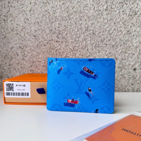 LOUIS VUITTON M14874 スレンダー短財布 カラードモノグラム スポーツシーン ブルー サイズ:11x8.5cm LOUIS VUITTON M14874 スレンダー短財布 カラードモノグラム スポーツシーン ブルー サイズ:11x8.5cm