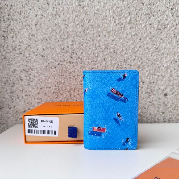 LOUIS VUITTON M14881 ポケットオーガナイザー カラードモノグラム スポーツシーン ブルー サイズ:7.5x11.1cm LOUIS VUITTON M14881 ポケットオーガナイザー カラードモノグラム スポーツシーン ブルー サイズ:7.5x11.1cm