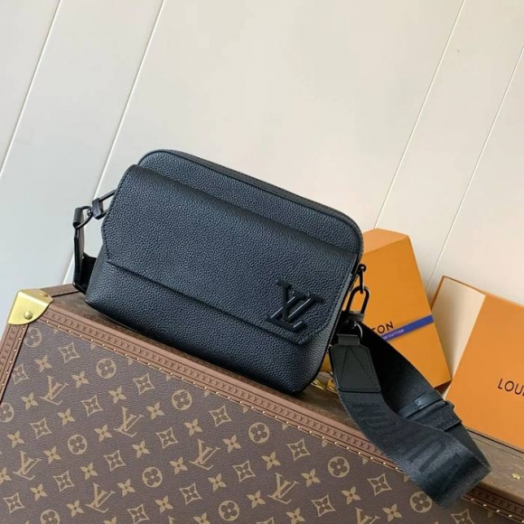 LOUIS VUITTON M22842 牛皮 ブラック 斜め掛けバッグ レディース斜め掛け 24x18cm サイズ:24x18cm LOUIS VUITTON M22842 牛皮 ブラック 斜め掛けバッグ レディース斜め掛け 24x18cm サイズ:24x18cm