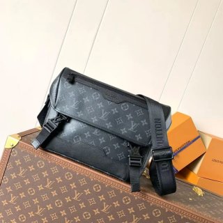 LOUIS VUITTON M12517 メッセンジャー ボヤジャー サイズ:33x22.5x11cm