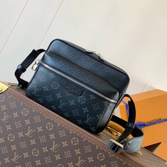 LOUIS VUITTON M30233 小メッセンジャー アウトドア サイズ:29.5x20x10.5cm LOUIS VUITTON M30233 小メッセンジャー アウトドア サイズ:29.5x20x10.5cm