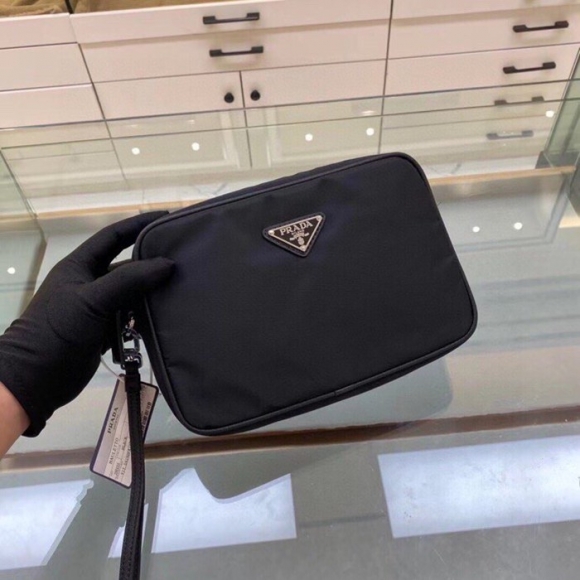 PRADA 2NE035 クラッチバッグ ナイロン三角 サイズ:24x16cm PRADA 2NE035 クラッチバッグ ナイロン三角 サイズ:24x16cm
