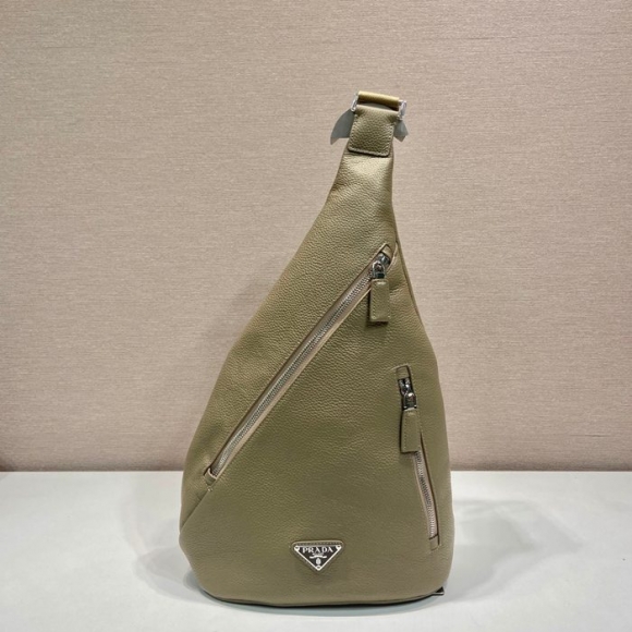 PRADA 2VZ092A オールレザー胸バッグ サイズ:37.5x26.5x10cm PRADA 2VZ092A オールレザー胸バッグ サイズ:37.5x26.5x10cm