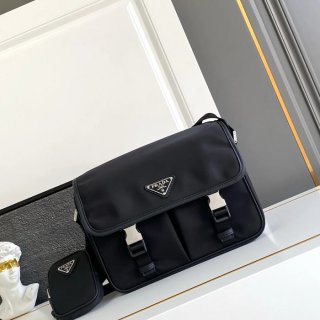 PRADA 2VD769 ナイロンメッセンジャー サイズ:26x20x10cm
