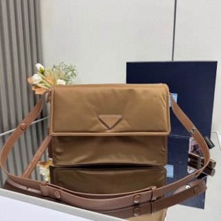 PRADA 1BD255 キルティングナイロンメッセンジャー 中 サイズ:30x21.5x12cm