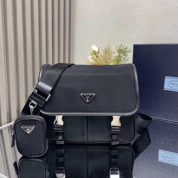 PRADA 2VD769A ナイロンフラップ斜め掛け サイズ:26x20x10cm