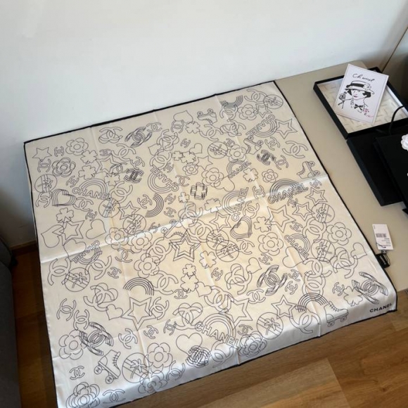 シャネル オリジナル90cmシルクスカーフ。手巻き裾。100％シルク 90X90cm