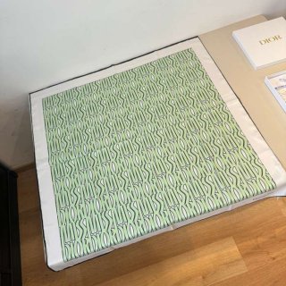 ディオール 新作90cmシルクスカーフ。手巻き裾。100％シルク 90x90cm