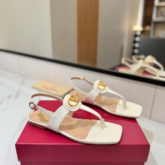 【VALENTINO】新作Vサンダルレディース