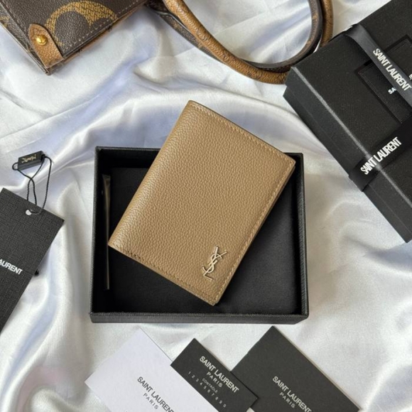 SAINT LAURENT 668736 二つ折り財布 荔枝紋金具 サイズ:11.5x9cm SAINT LAURENT 668736 二つ折り財布 荔枝紋金具 サイズ:11.5x9cm