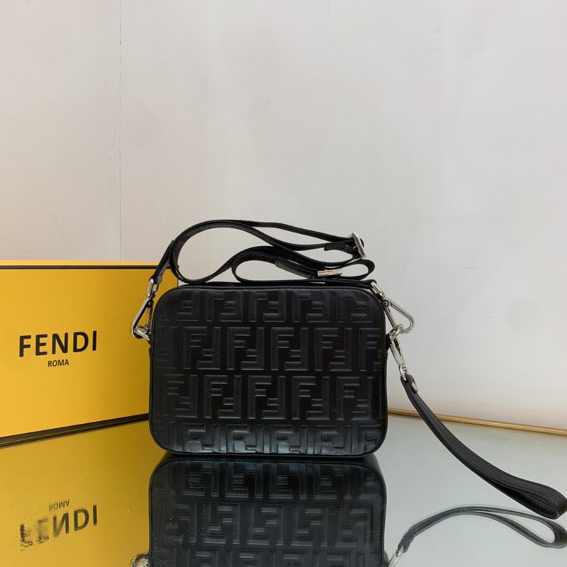 超美品フェンディカメラバッグ-ポシェット2304A000J520-FD1556