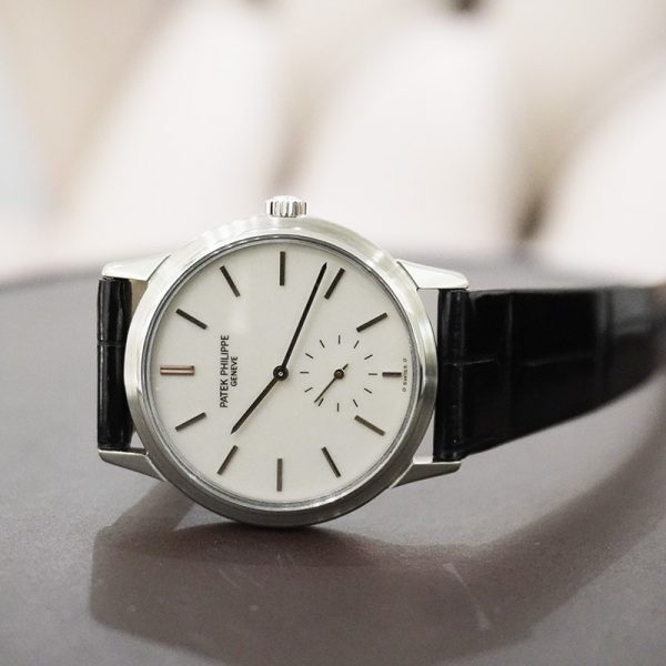 「日本限定500本」の特別感が際立つカラトラバ【PATEK PHILIPPE】
