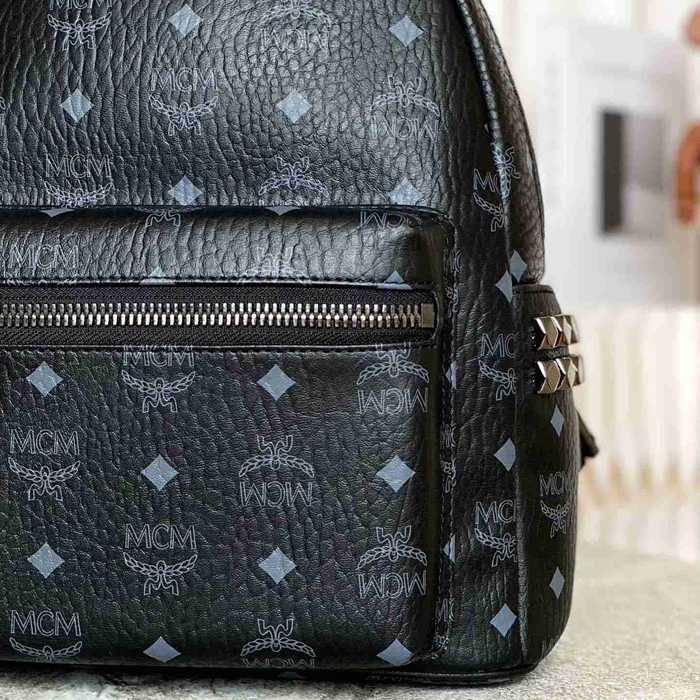 MCM スターク スモールスタッズ リュック クラシックモノグラム ブラック MMK6SVE37CO001 サイズ:33x26x13cm