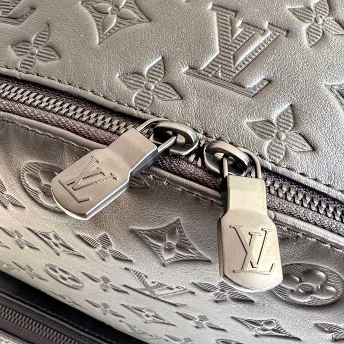 Louis Vuitton レーサー リュック オールレザー ブラック M46109 サイズ:41x33x18cm
