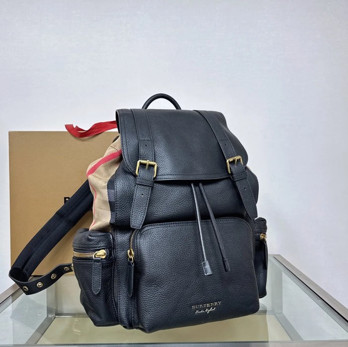 Burberry 最新作 シャーリングカーフスキン リュック オールレザー ブラック 680173 サイズ:42x28cm