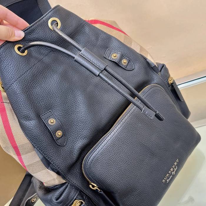Burberry 最新作 シャーリングカーフスキン リュック オールレザー ブラック 680173 サイズ:42x28cm