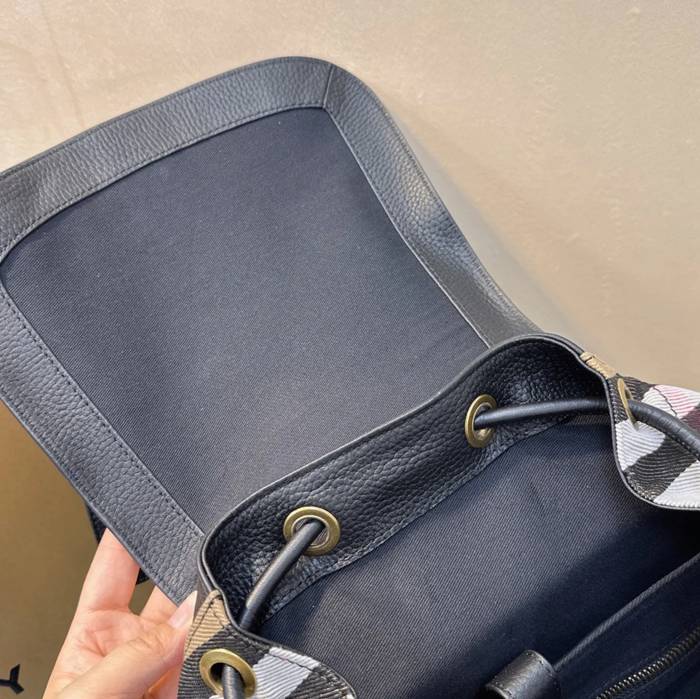 Burberry 最新作 シャーリングカーフスキン リュック オールレザー ブラック 680173 サイズ:42x28cm