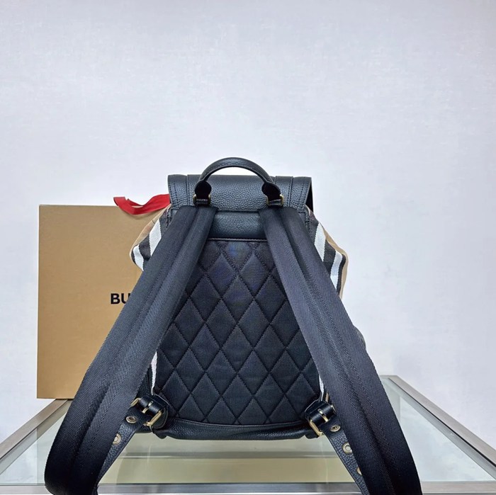 Burberry 最新作 シャーリングカーフスキン リュック オールレザー ブラック 680173 サイズ:42x28cm