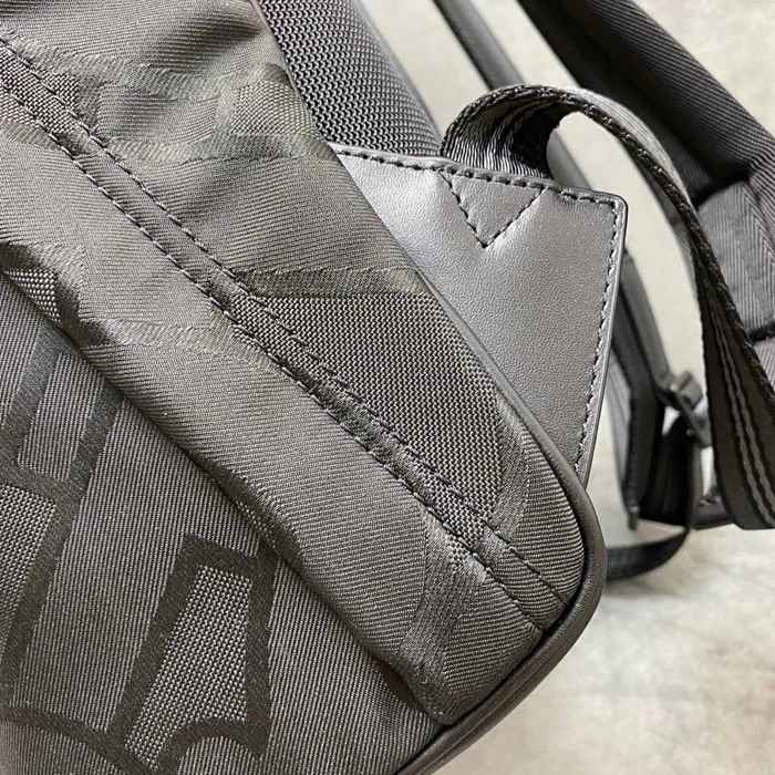 Burberry リュック ロゴジャガード カラフル 1095 サイズ:42.5x30.5x14.5cm