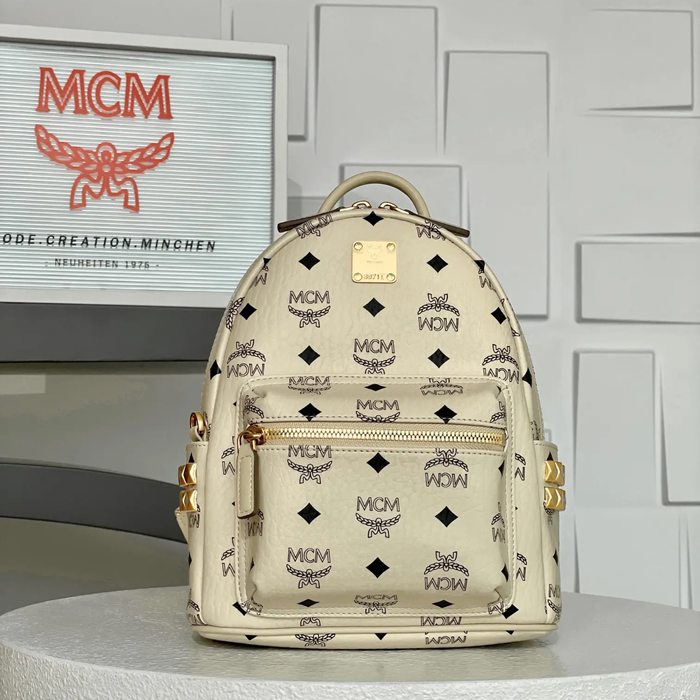 MCM スターク スタッズ リュック クラシックモノグラム オフホワイト MMK6SVE37CO001 サイズ:26x21.5x10.5cm