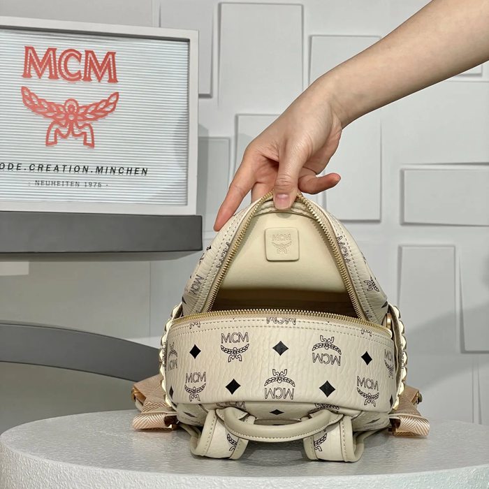 MCM スターク スタッズ リュック クラシックモノグラム オフホワイト MMK6SVE37CO001 サイズ:26x21.5x10.5cm