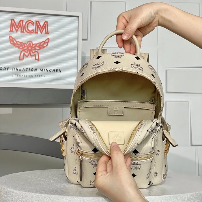 MCM スターク スタッズ リュック クラシックモノグラム オフホワイト MMK6SVE37CO001 サイズ:26x21.5x10.5cm