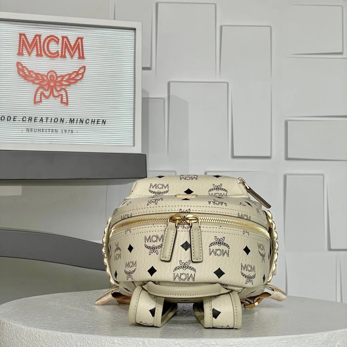 MCM スターク スタッズ リュック クラシックモノグラム オフホワイト MMK6SVE37CO001 サイズ:26x21.5x10.5cm