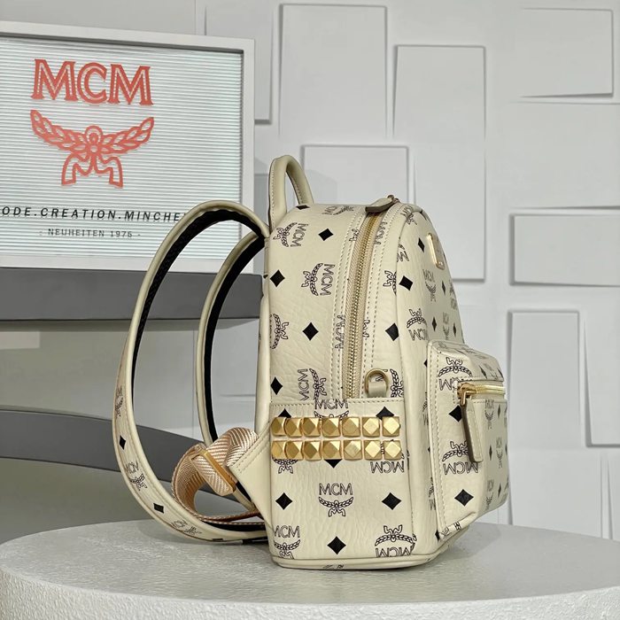 MCM スターク スタッズ リュック クラシックモノグラム オフホワイト MMK6SVE37CO001 サイズ:26x21.5x10.5cm