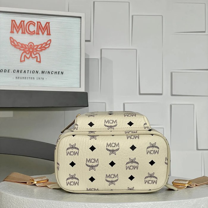 MCM スターク スタッズ リュック クラシックモノグラム オフホワイト MMK6SVE37CO001 サイズ:26x21.5x10.5cm