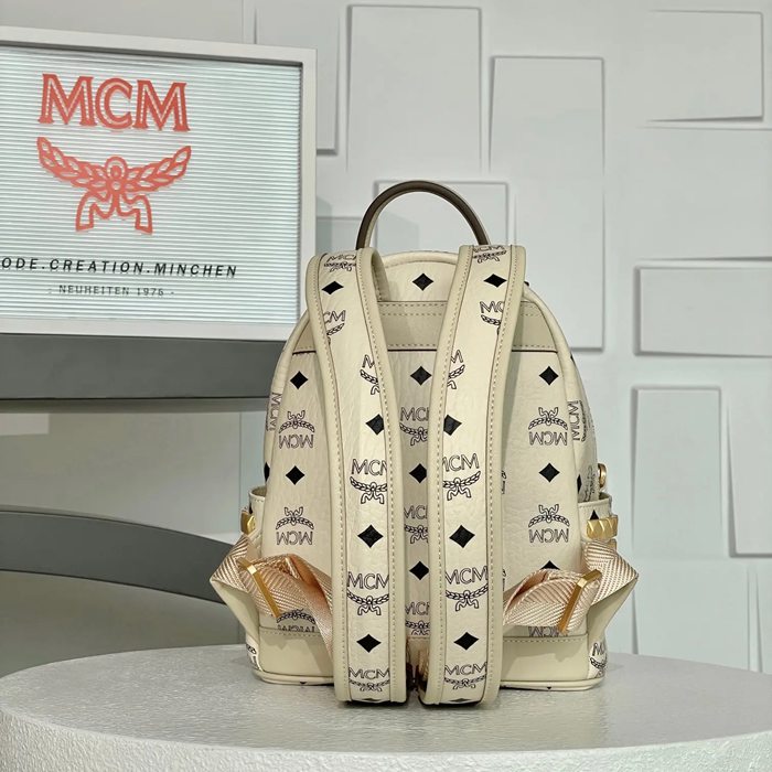 MCM スターク スタッズ リュック クラシックモノグラム オフホワイト MMK6SVE37CO001 サイズ:26x21.5x10.5cm