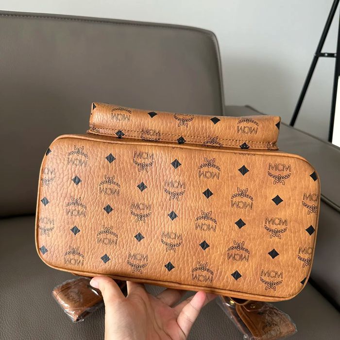 MCM サイドスタッズ リュック クラシックモノグラム ブラウン 65036 サイズ:42.5x33.5x16cm