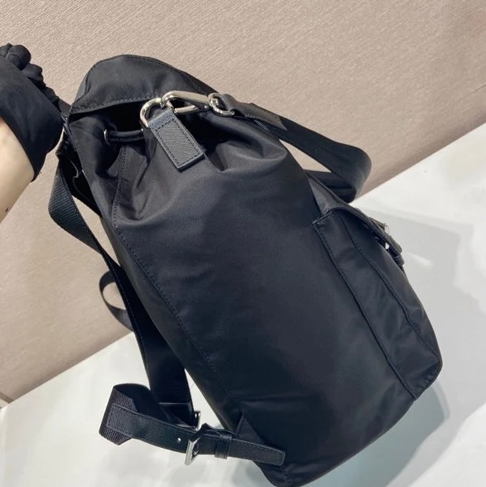 Prada クラシック ナイロン ショルダーストラップ ナイロン ブラック 2VZ110A サイズ:39x34x15cm
