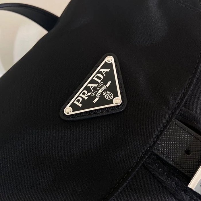 Prada クラシック ナイロン ショルダーストラップ ナイロン ブラック 2VZ110A サイズ:39x34x15cm