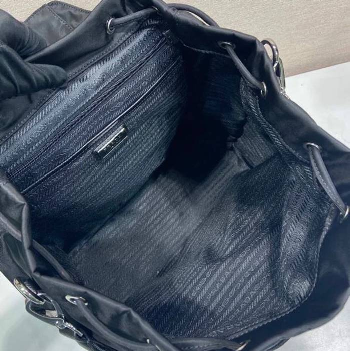 Prada クラシック ナイロン ショルダーストラップ ナイロン ブラック 2VZ110A サイズ:39x34x15cm
