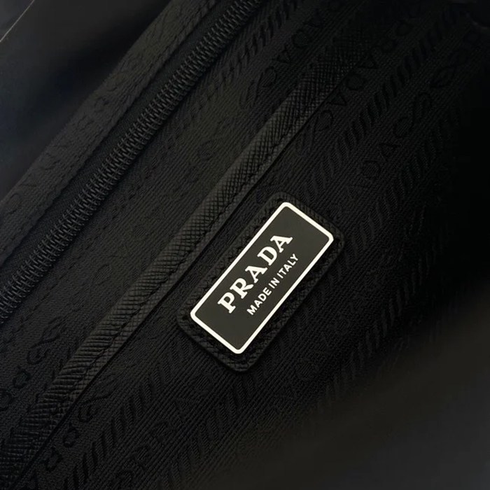 Prada クラシック ナイロン ショルダーストラップ ナイロン ブラック 2VZ110A サイズ:39x34x15cm