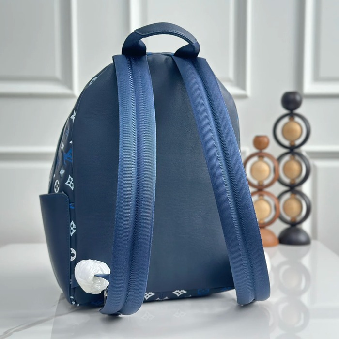 Louis Vuitton ディスカバリー リュック エンボスレザー ブルー M28575 サイズ:38x29x20cm
