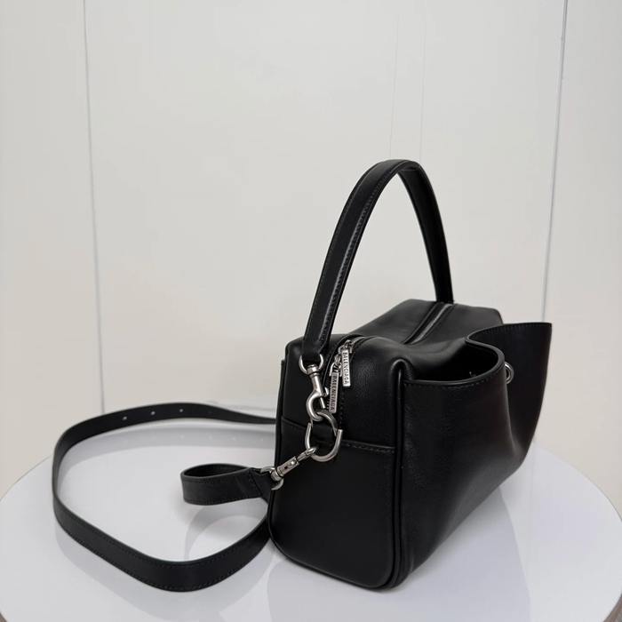 BALENCIAGA 188033 カメラバッグ 斜め掛け サイズ:23x15.5x9.9cm