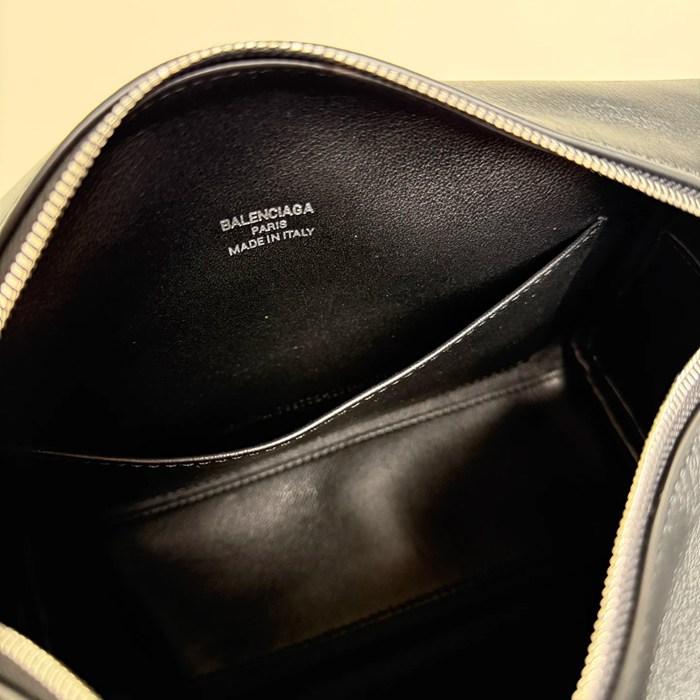 BALENCIAGA 188033 カメラバッグ 斜め掛け サイズ:23x15.5x9.9cm